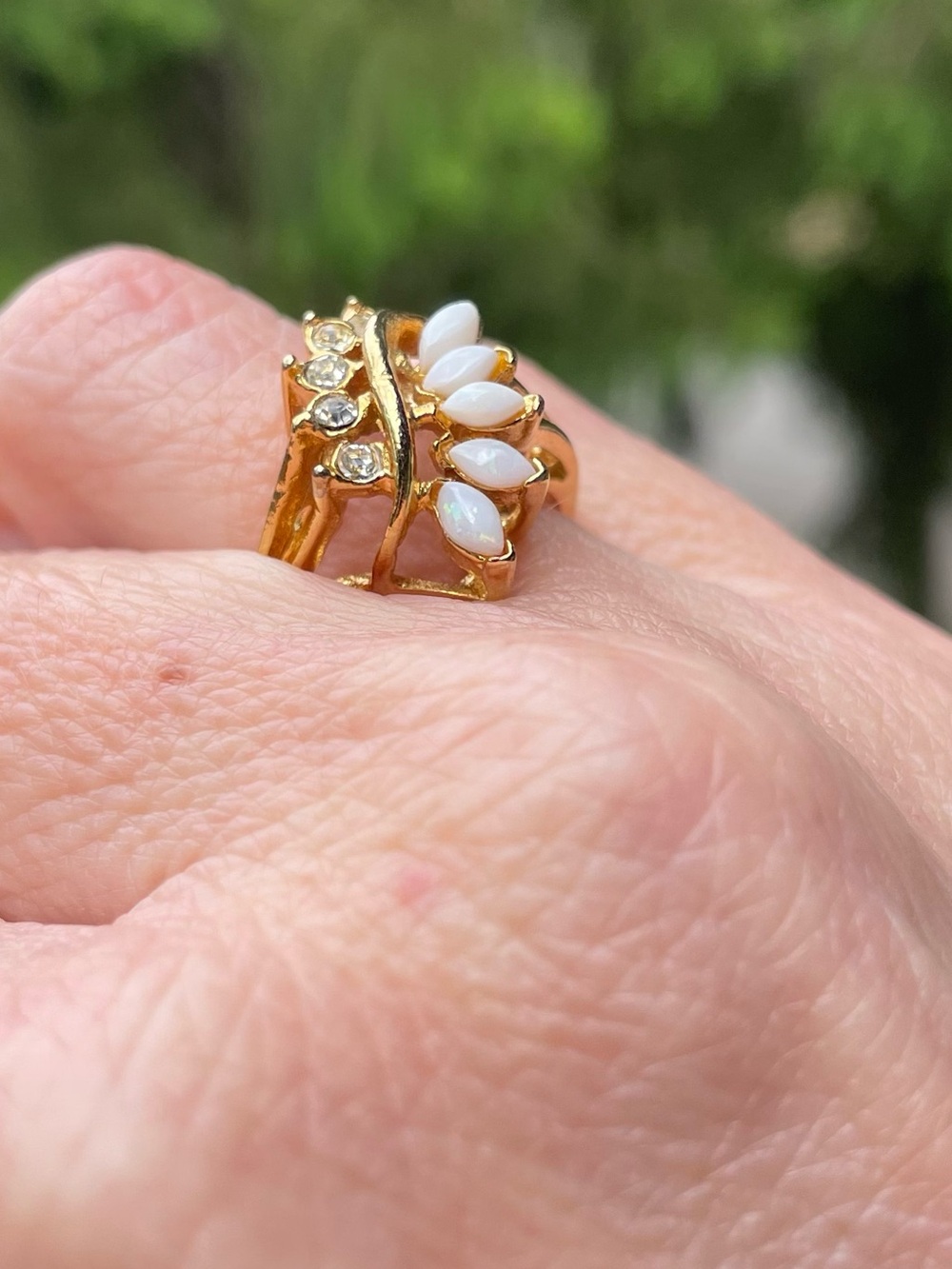 Vintage 1960s Cocktail Ring with Faux Opal & Rhinestones in Gold-tone, size 6.5 - Picture 3 of 10